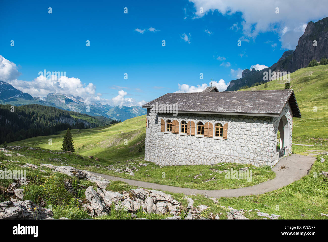 Pragelpass svizzera con la cappella. Il telecomando e la montagna bella passare tra Klöntal sul Glarona lato e Muotatal a Svitto Foto Stock