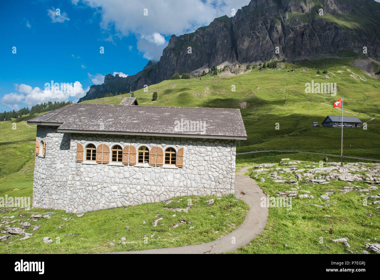 Pragelpass svizzera con la cappella. Il telecomando e la montagna bella passare tra Klöntal sul Glarona lato e Muotatal a Svitto Foto Stock