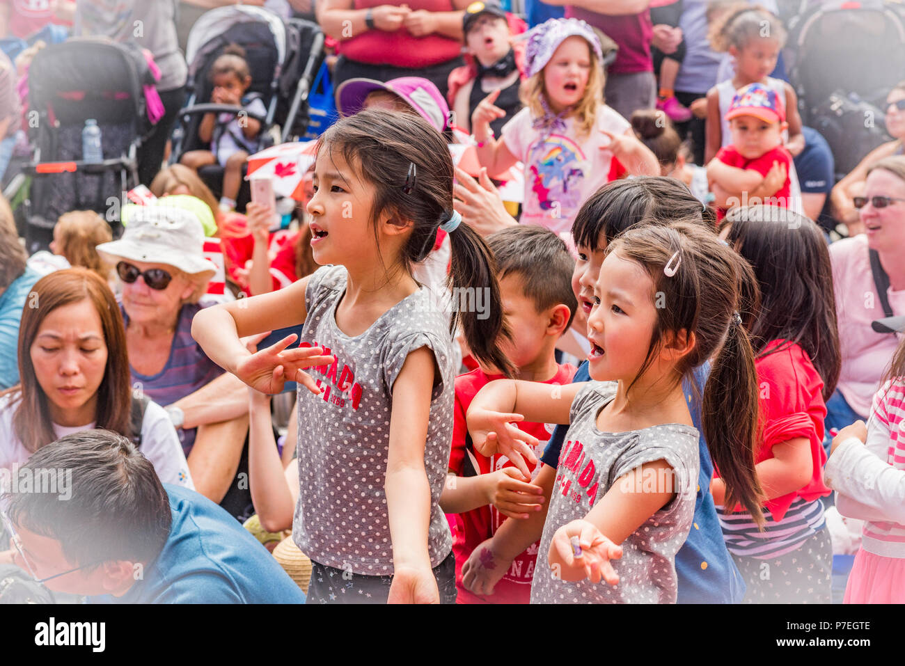 Bambini felicemente seguire intrattenitore Charlotte Diamond's portano al Festival di salmone, Richmond, Steveston, villaggio di Steveston Foto Stock