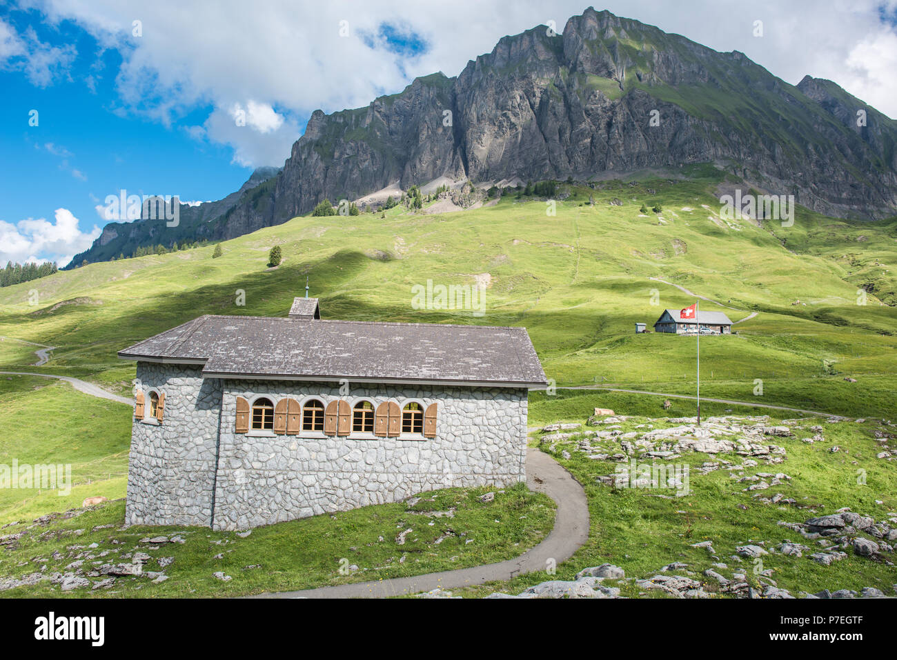 Pragelpass svizzera con la cappella. Il telecomando e la montagna bella passare tra Klöntal sul Glarona lato e Muotatal a Svitto Foto Stock