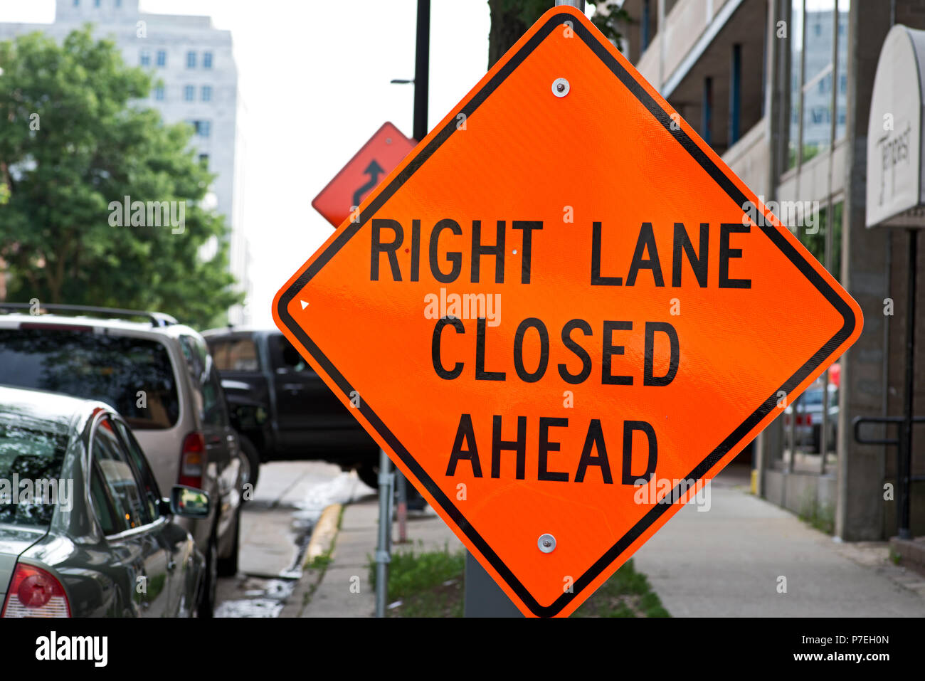 Segno di traffico corsia di destra chiusa in downtown Madison, capitale del Wisconsin Foto Stock