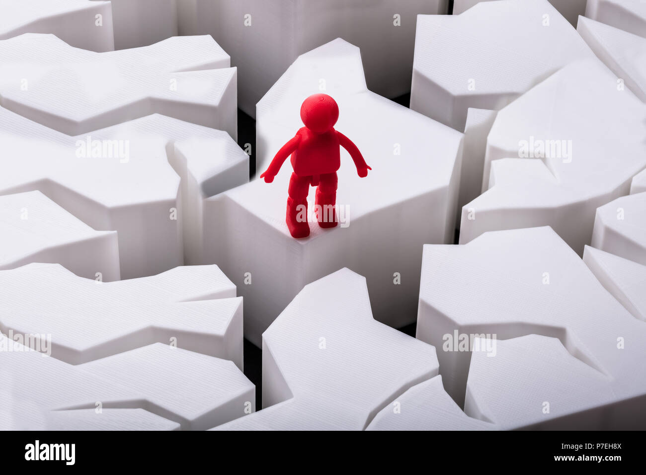 Angolo di alta vista di figura umana permanente sulla danneggiata la superficie bianca Foto Stock