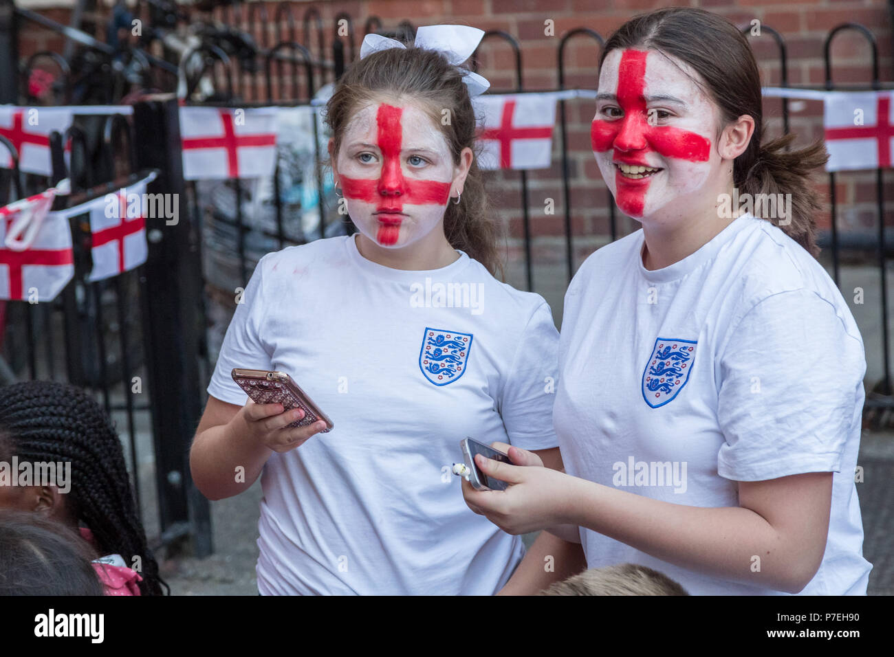 Tifosi inglesi da Kirby estate in Bermondsey guarda il 2018 FIFA World Cup Match Inghilterra vs Colombia. Foto Stock