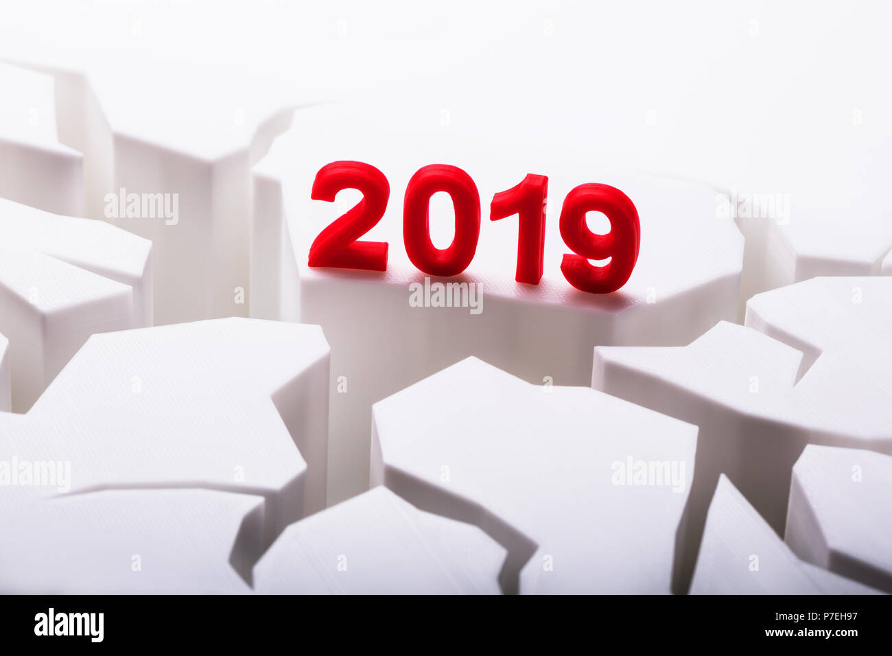 Close-up di coloratissimi 2019 danneggiati sulla superficie bianca Foto Stock