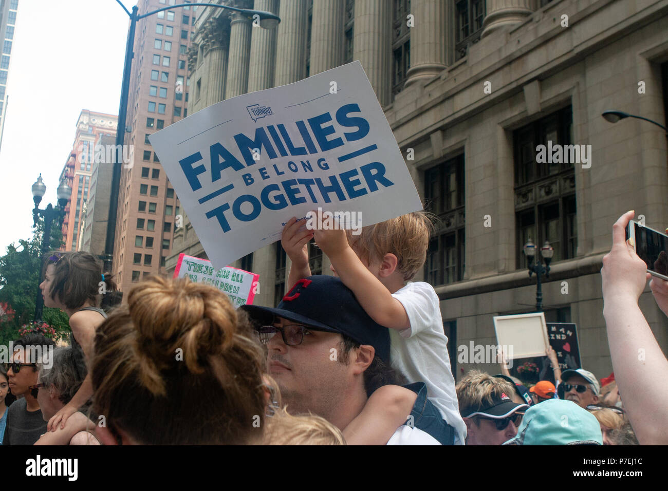 CHICAGO, Illinois, Stati Uniti d'America - 30 giugno 2018: dimostranti presso le famiglie appartengono insieme rally protestare contro la piaga dei separati i bambini migranti. Foto Stock