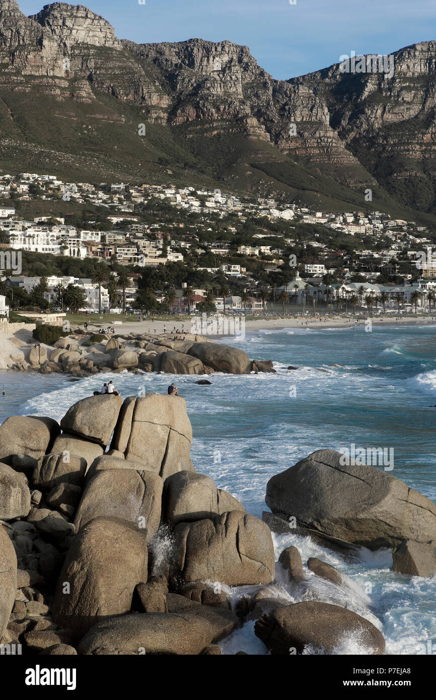 Le persone godono di una calda giornata di inverni a Camps Bay, Città del Capo, Sud Africa Foto Stock