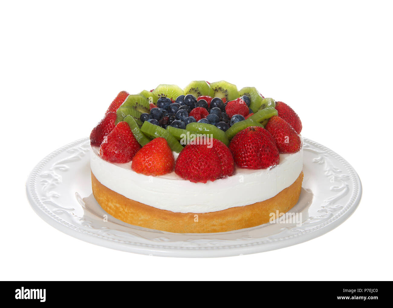 Frutta fresca su una torta di pasta frolla con la panna montata topping on off bianco la piastra di porcellana isolato su bianco. Focus impilati per una maggiore profondità di campo. Foto Stock