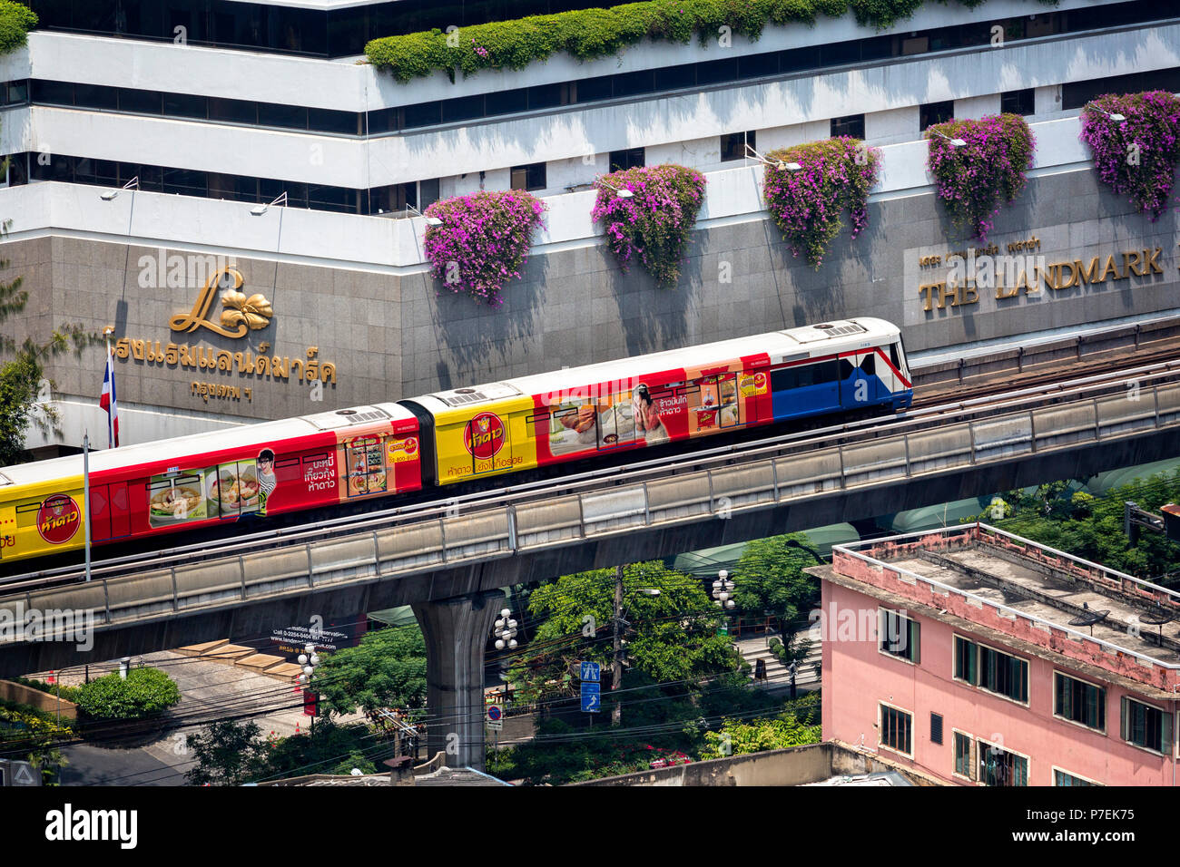 BTS Skytrain percorso sulla Linea Sukhumvit nella zona centrale di Bangkok, Thailandia Foto Stock