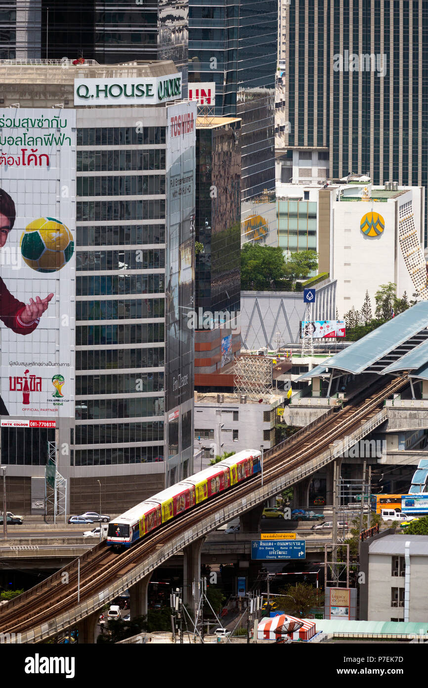 BTS Skytrain percorso sulla Linea Sukhumvit nella zona centrale di Bangkok, Thailandia Foto Stock
