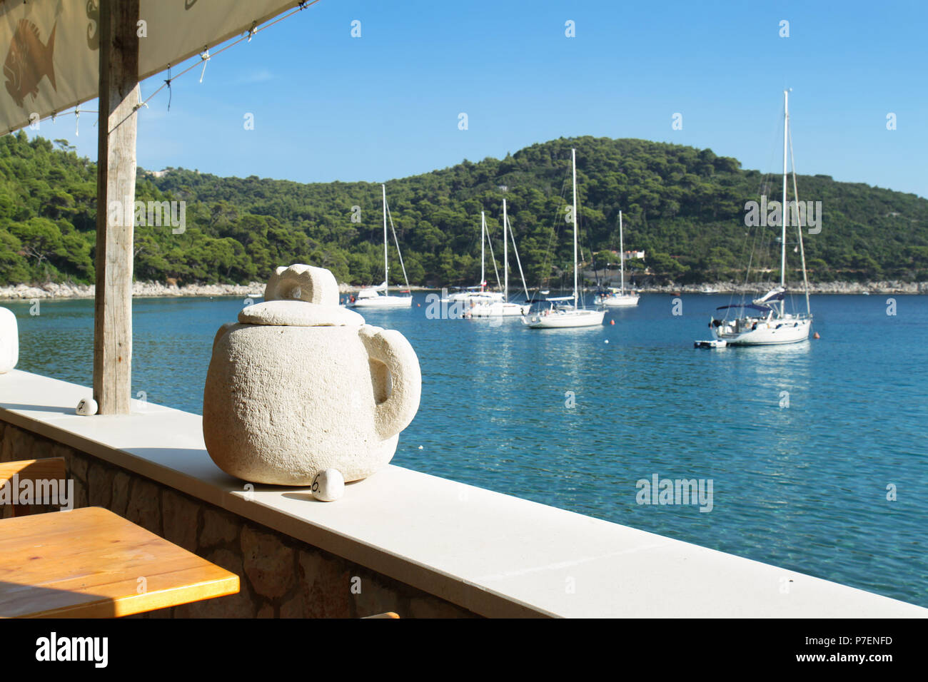 Vaso di pietra e vista panoramica sul porto di Saplunara. Mljet, Croazia Foto Stock