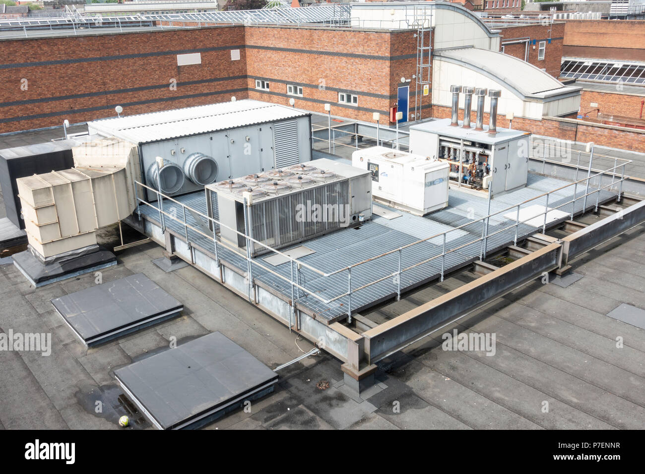 Unità aria condizionata sul tetto di un edificio Foto Stock