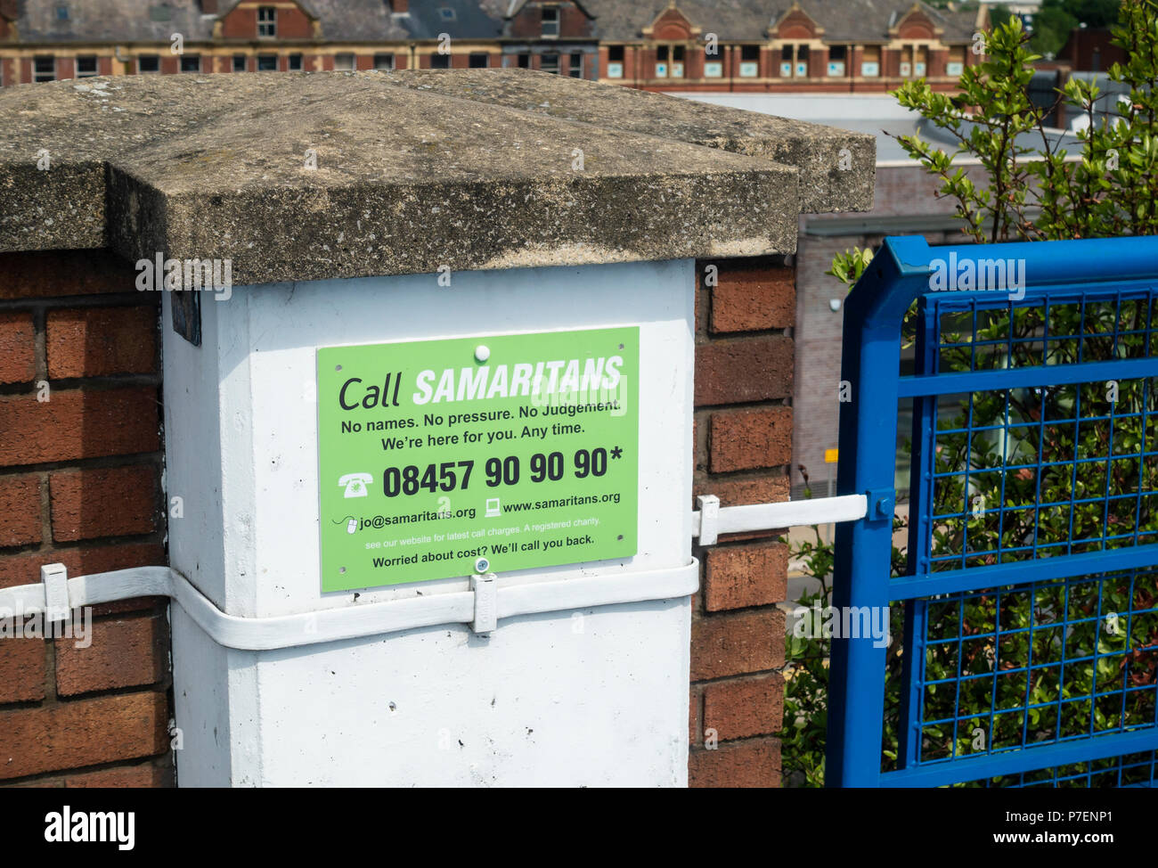 Samaritani segno sul tetto di un parcheggio auto a Bury, Lancashire Foto Stock