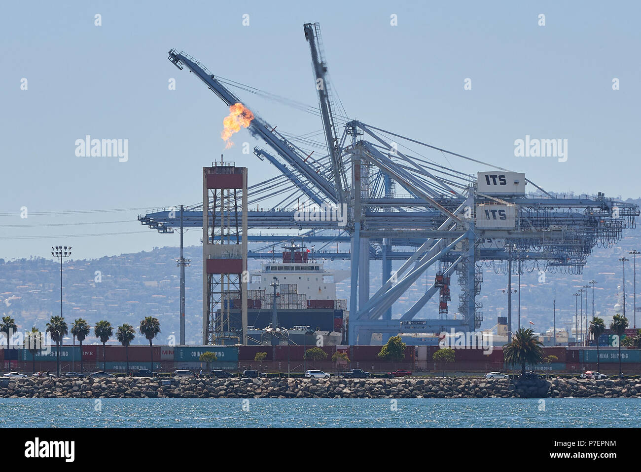 Stack di svasatura bruciare il gas in eccesso dai campi petroliferi a Long Beach in California. Foto Stock