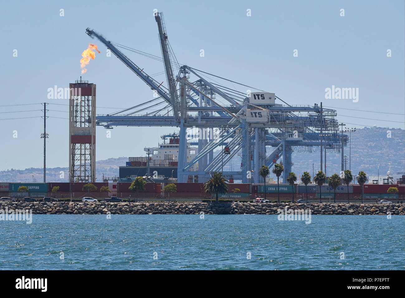 Stack di svasatura bruciare il gas in eccesso dai campi petroliferi a Long Beach in California. Foto Stock