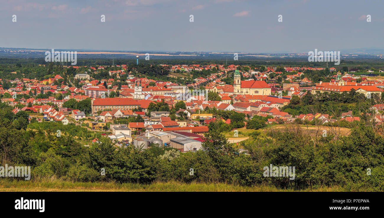 Ampio panorama di Valtice, città del vino in Moravia del Sud, Repubblica Ceca, Europa, 250 km a sud di Praga. Foto Stock