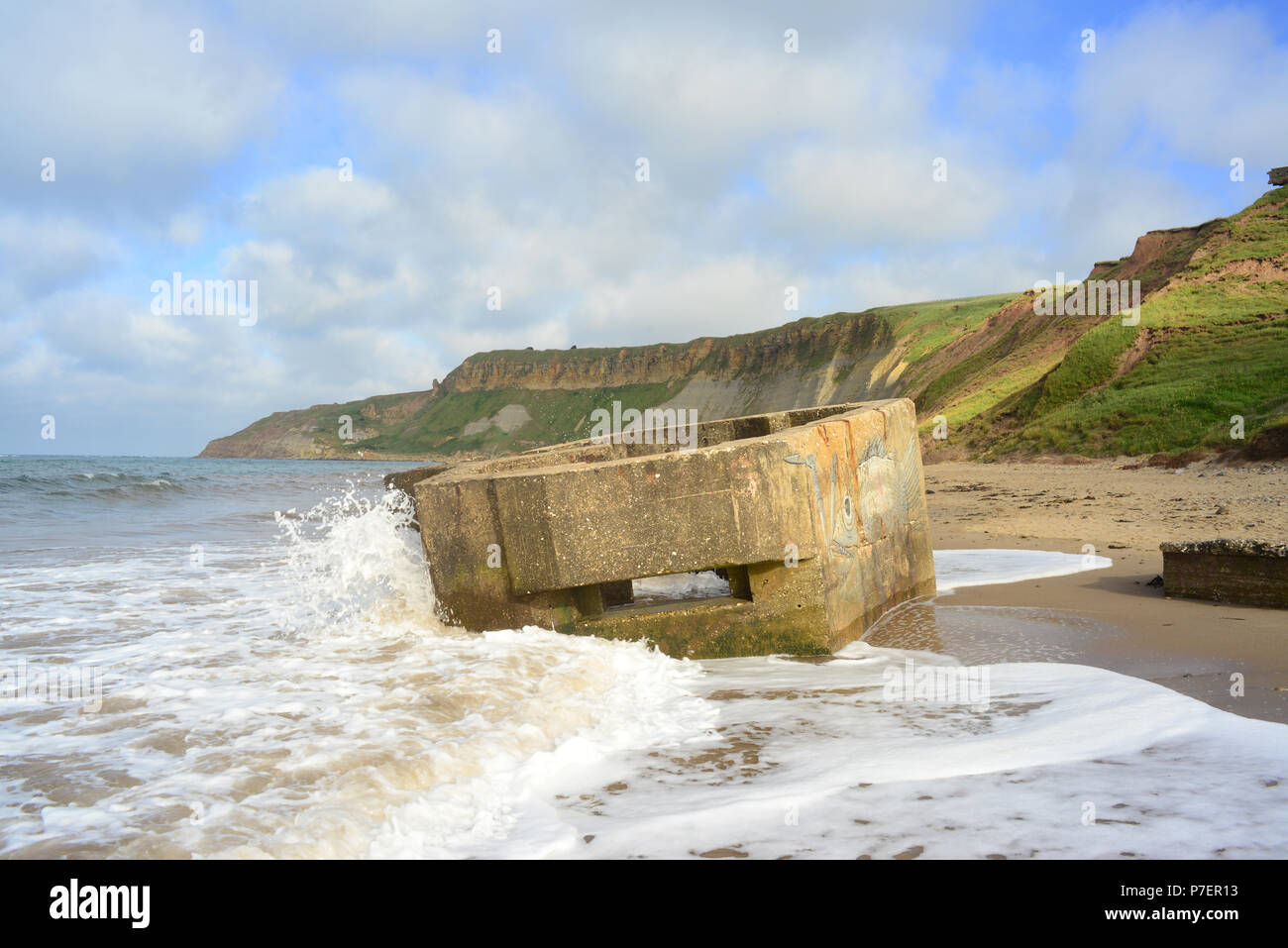 Erosione della seconda guerra mondiale pillboxes e scogliere a cayton bay scarborough Yorkshire Regno Unito Foto Stock