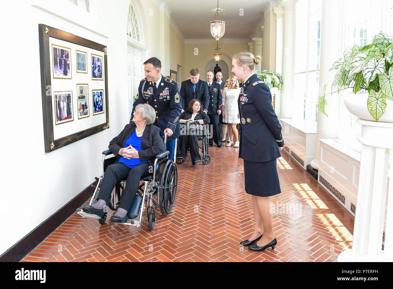 Lyda paolino pozzetti Conner, coniuge di allora PER GLI STATI UNITI Esercito 1Lt. Garlin M. Conner, e membri della famiglia partecipare ad una gita alla Casa Bianca di Washington, D.C., 26 giugno 2018. Conner postumo è stato premiato con la medaglia d'Onore per azioni mentre si serve come un funzionario di intelligence con sede e Sede Società, 3° Battaglione, 7° Reggimento di Fanteria, terza divisione di fanteria, durante la II Guerra Mondiale il 24 gennaio 1945. (U.S. Esercito foto di Spc. Anna Pol) Foto Stock