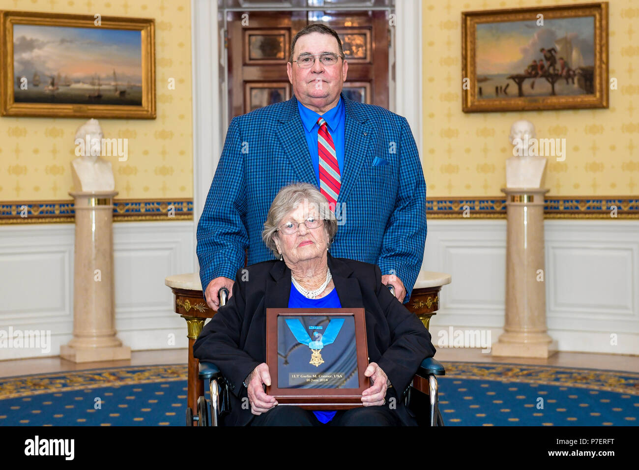 Lyda paolino pozzetti Conner, coniuge di allora PER GLI STATI UNITI Esercito 1Lt. Garlin M. Conner, e suo figlio posano per una foto alla Casa Bianca di Washington, D.C., 26 giugno 2018. Conner postumo è stato premiato con la medaglia d'Onore per azioni mentre si serve come un funzionario di intelligence con sede e Sede Società, 3° Battaglione, 7° Reggimento di Fanteria, terza divisione di fanteria, durante la II Guerra Mondiale il 24 gennaio 1945. (U.S. Esercito foto di Spc. Anna Pol) Foto Stock