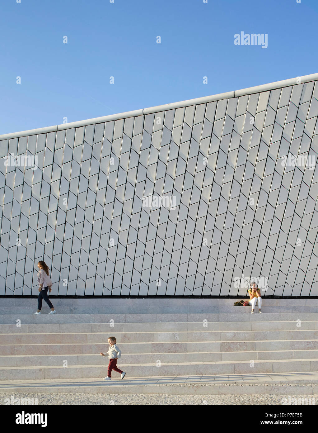 Passi sul lungomare e la facciata pannellizzazione. MAAT, Lisbona, Portogallo. Architetto: UN LA, 2016. Foto Stock