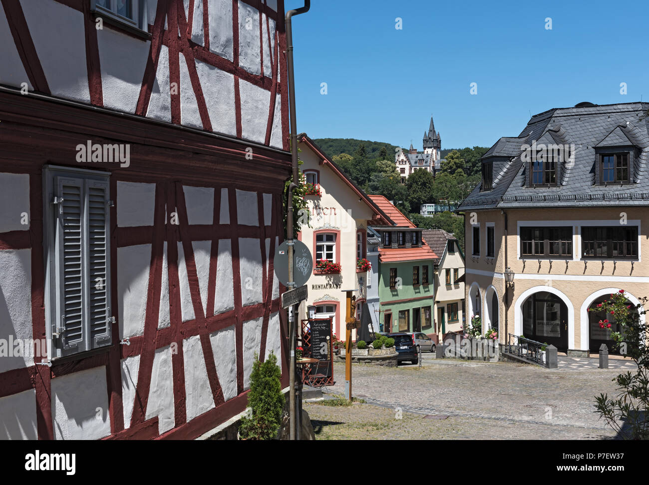 Piccola piazza con vecchie case a Konigstein città vecchia, Hesse, Germania Foto Stock