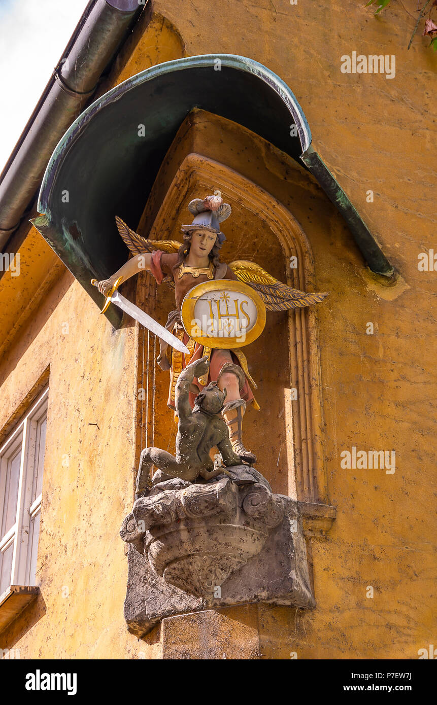 Fuggerei, Augsburg, Baviera, Germania - raffigurazione dell arcangelo Michele lotta contro il diavolo, all'angolo di una casa. Foto Stock