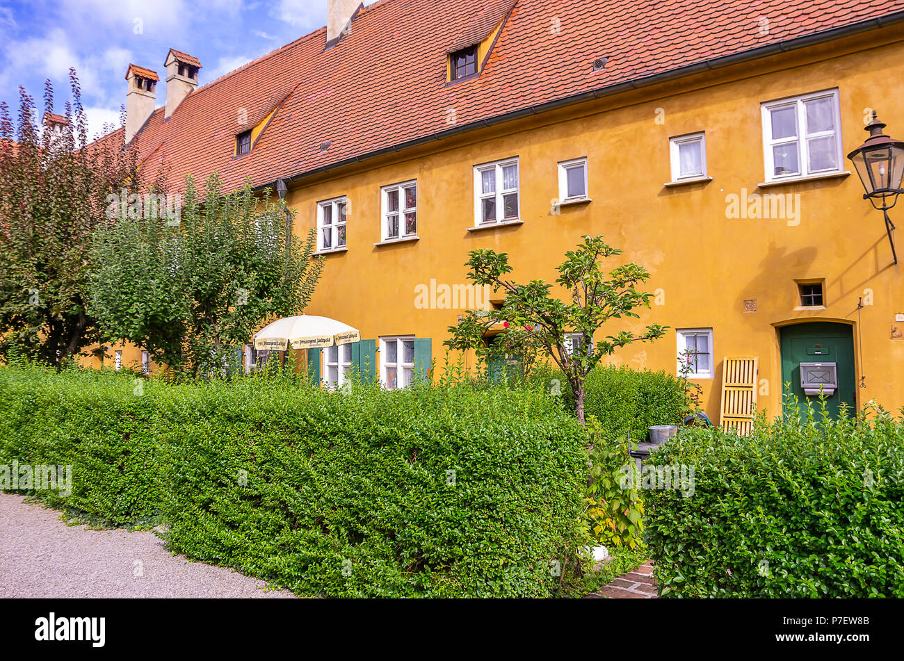 Fuggerei, Augsburg, Baviera, Germania - tipico degli ingressi al poorhouses. Foto Stock