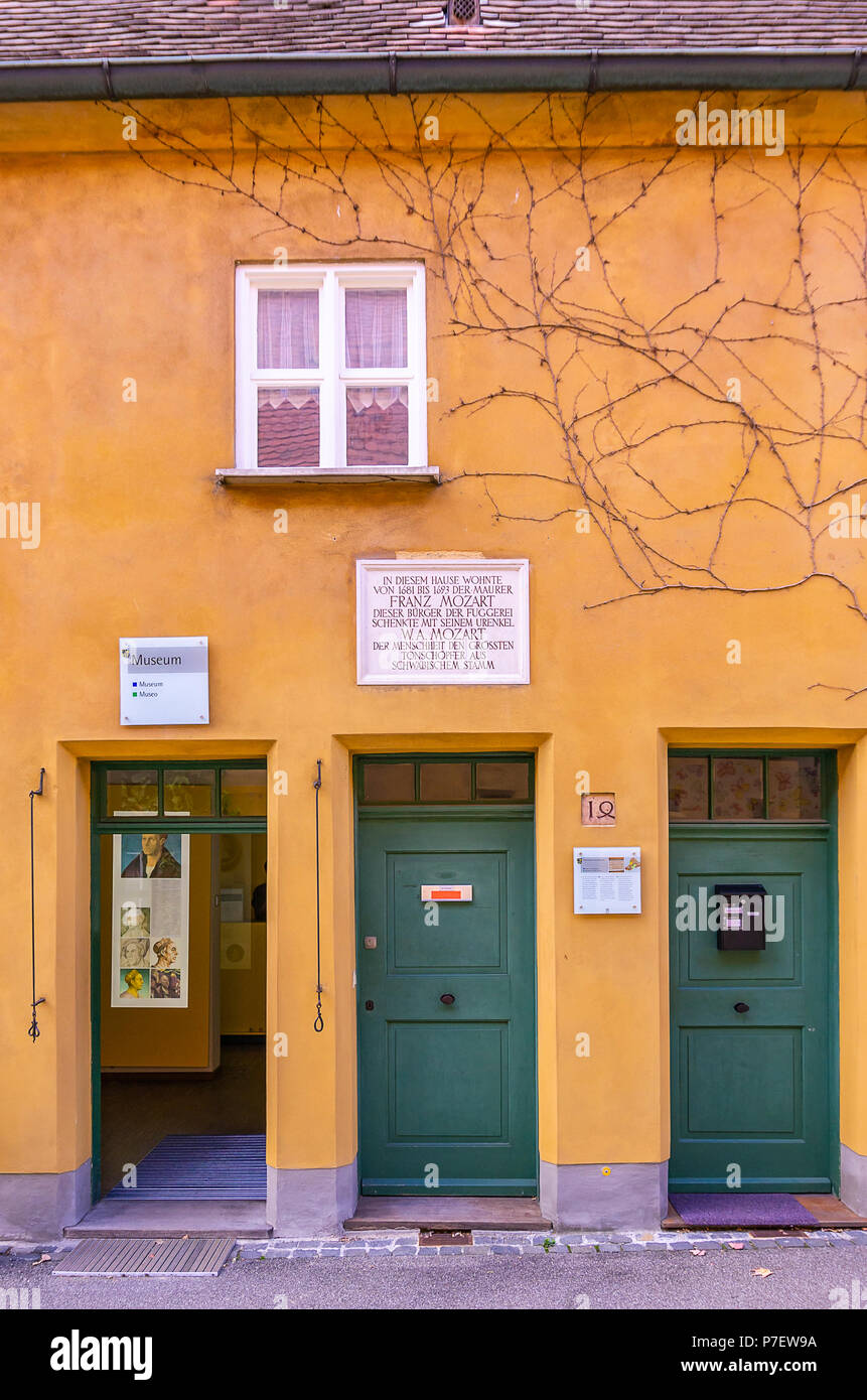 Fuggerei, Augsburg, Baviera, Germania - La casa a Mittlere Gasse n. 14, dove Wolfgang Amadeus Mozart del bisnonno vissuto. Foto Stock