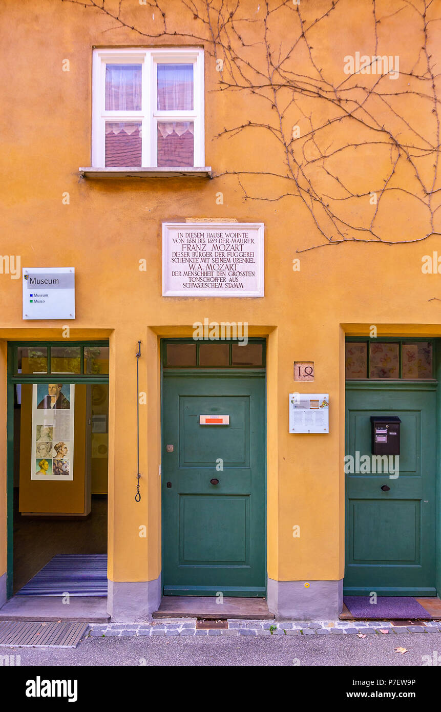 Augsburg, Baviera, Germania - 10 Settembre 2015: Fuggerei alloggi sociali area - Mittlere Gasse n. 14, dove Mozart del nonno ha vissuto. Foto Stock