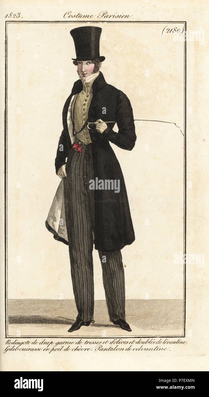 Uomo che indossa la moda del 1823: lana ridingcoat, pelle di capra gilet-cuirasse (gilet) e lo striping pantaloni di velluto. Handcolored incisione su rame da ufficiale delle onorevoli moda, Journal des Dames et des modalità, Parigi, 1823. Foto Stock