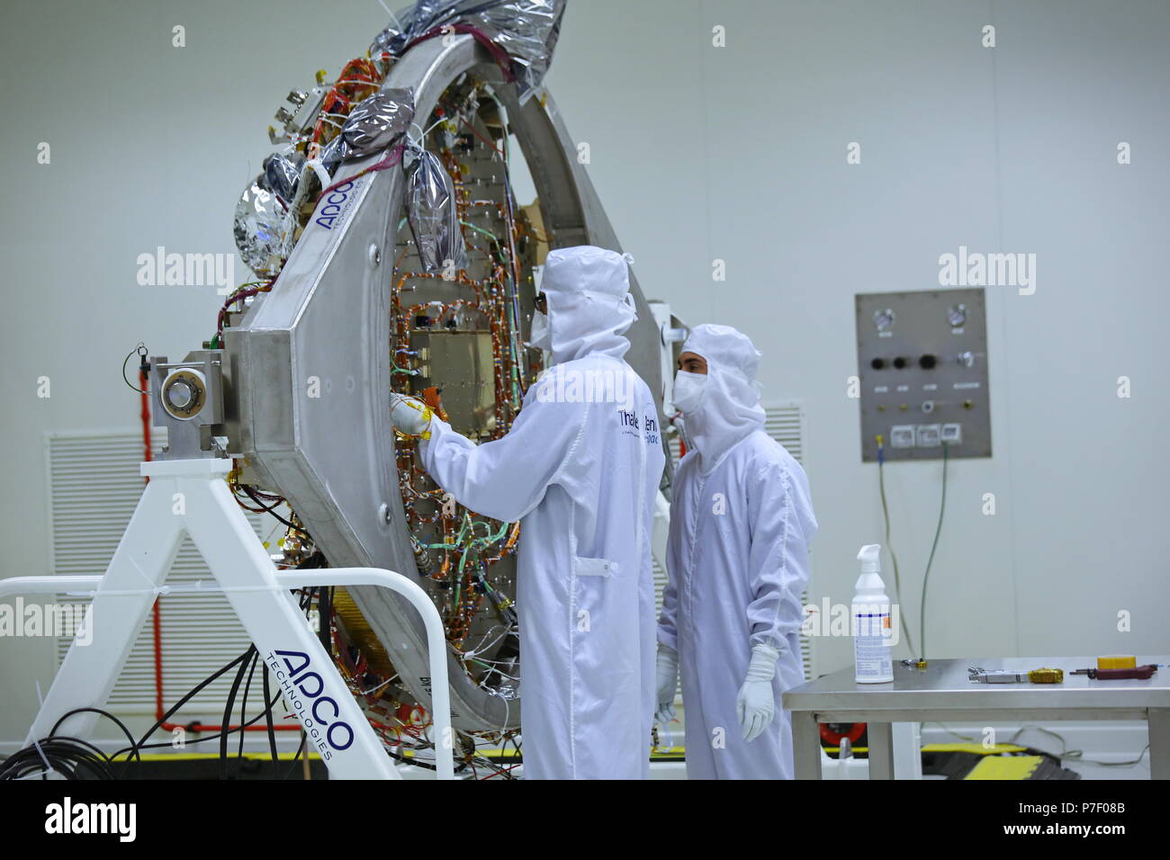 Torino, Italia - Ottobre 2014: i tecnici al lavoro sulla sonda ExoMars modulo, per una missione europea a Marte, presso la Thales Alenia Space piante Foto Stock