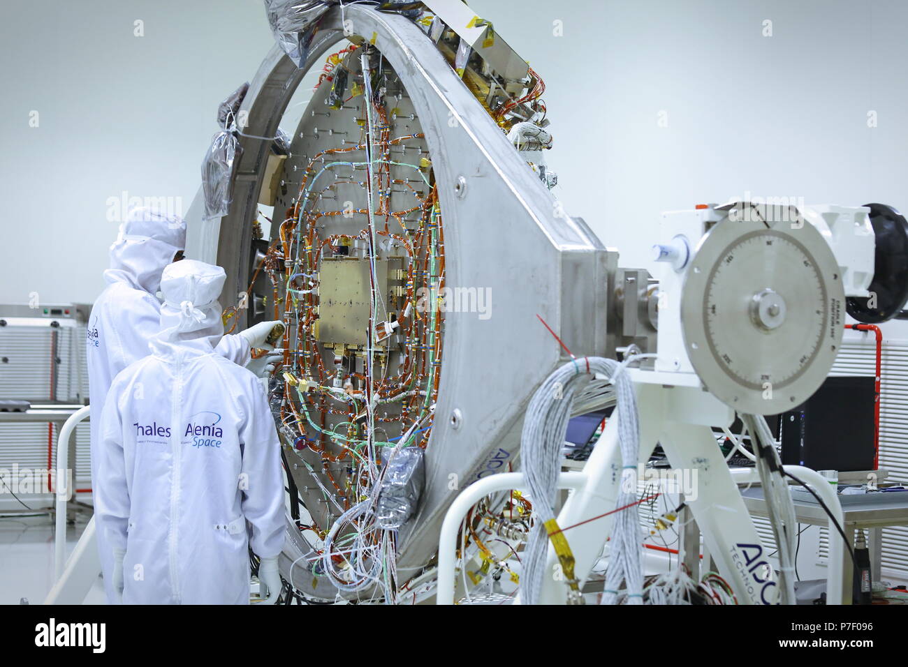 Torino, Italia - Ottobre 2014: i tecnici al lavoro sulla sonda ExoMars modulo, per una missione europea a Marte, presso la Thales Alenia Space piante Foto Stock