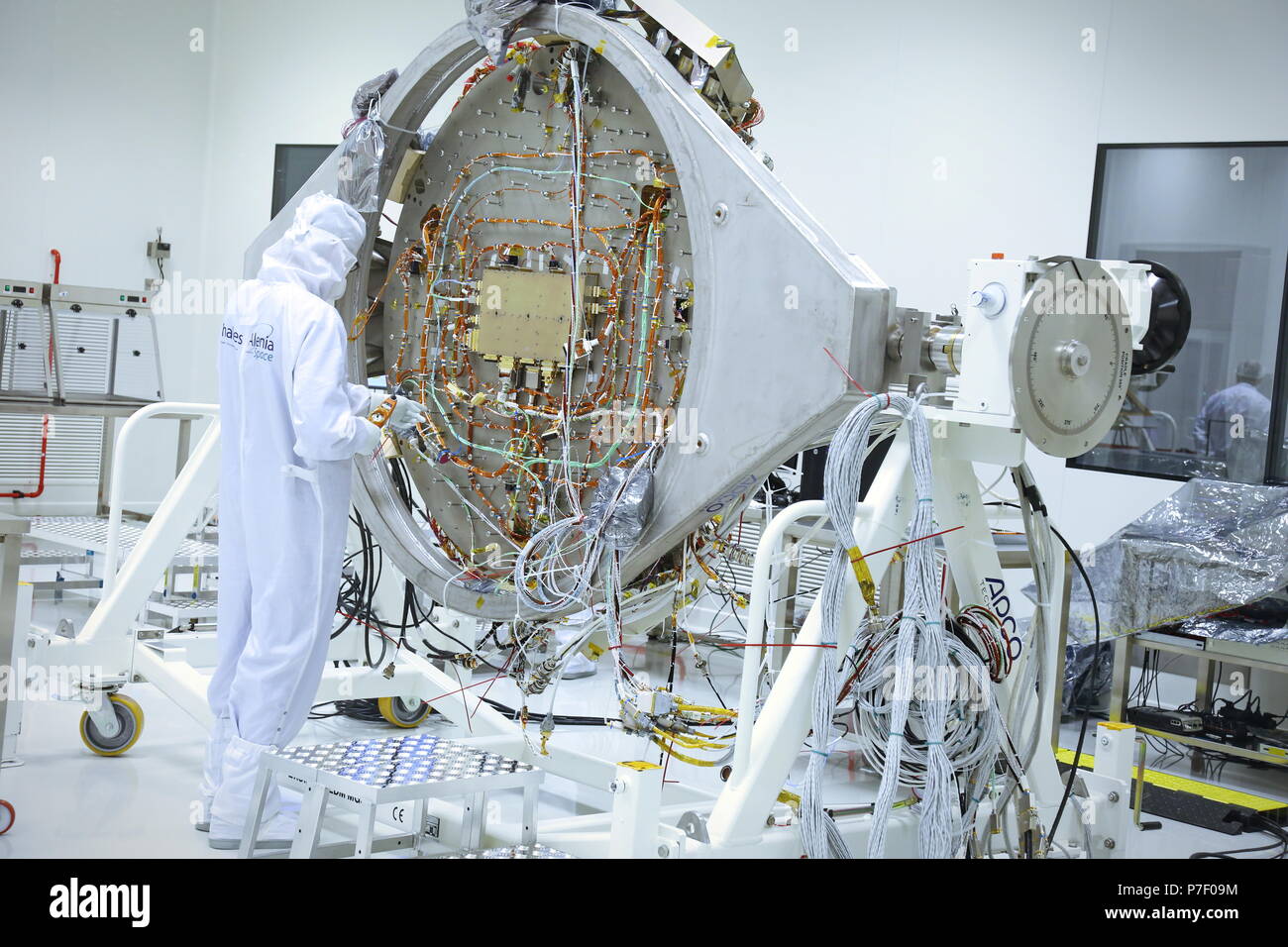 Torino, Italia - Ottobre 2014: i tecnici al lavoro sulla sonda ExoMars modulo, per una missione europea a Marte, presso la Thales Alenia Space piante Foto Stock
