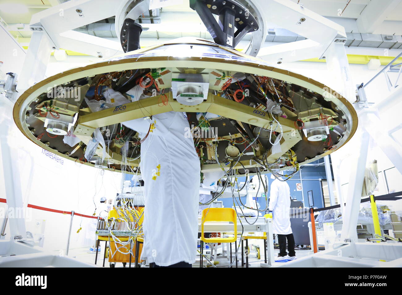 Torino, Italia - Ottobre 2014: i tecnici al lavoro sulla sonda ExoMars modulo, per una missione europea a Marte, presso la Thales Alenia Space piante Foto Stock