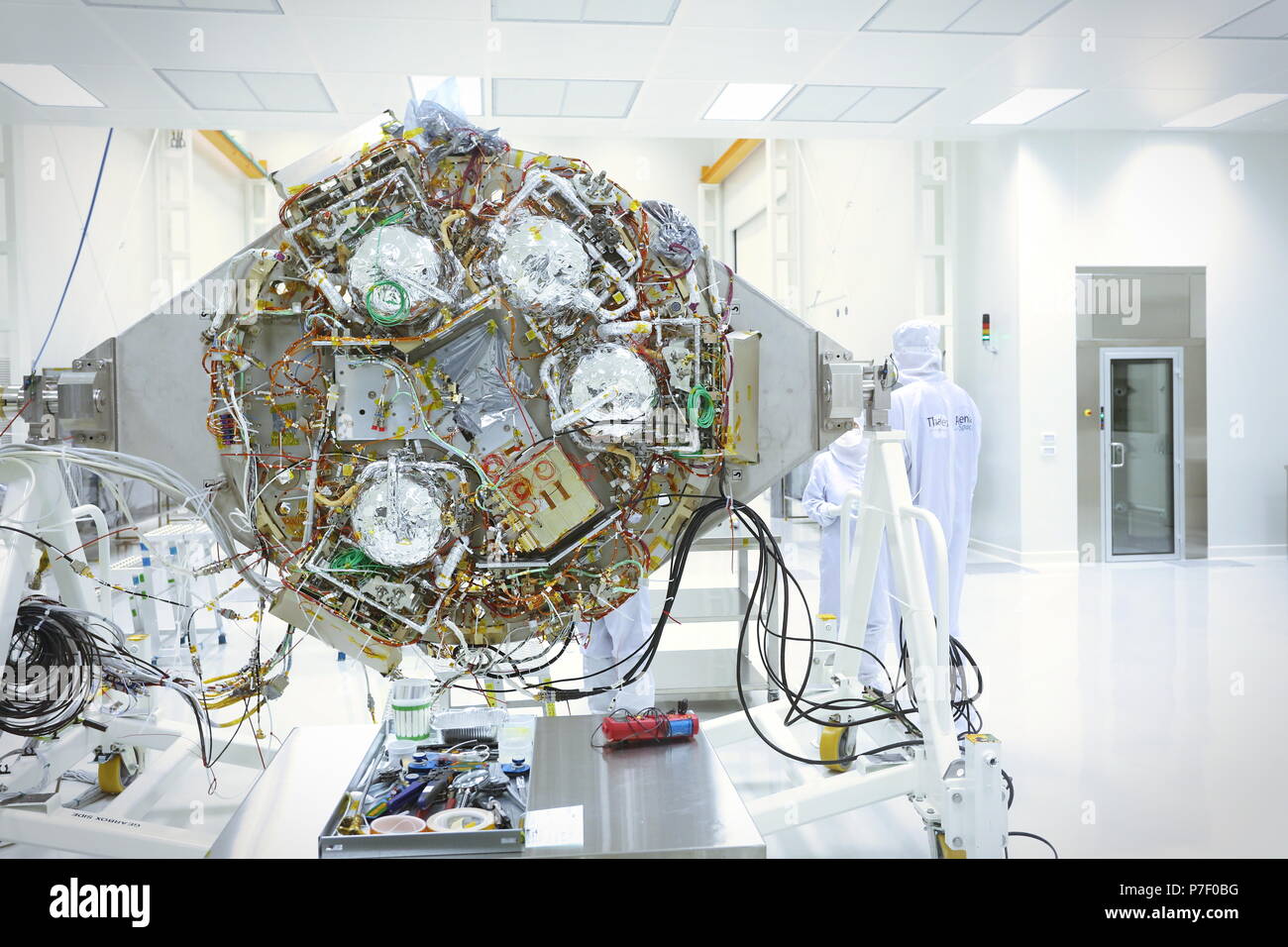 Torino, Italia - Ottobre 2014: i tecnici al lavoro sulla sonda ExoMars modulo, per una missione europea a Marte, presso la Thales Alenia Space piante Foto Stock