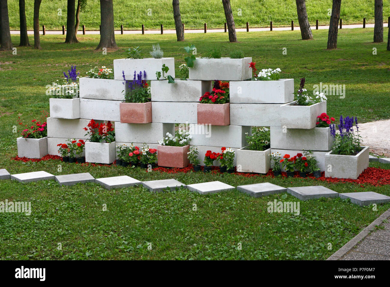 Giardino muro di pietra in erba Foto Stock