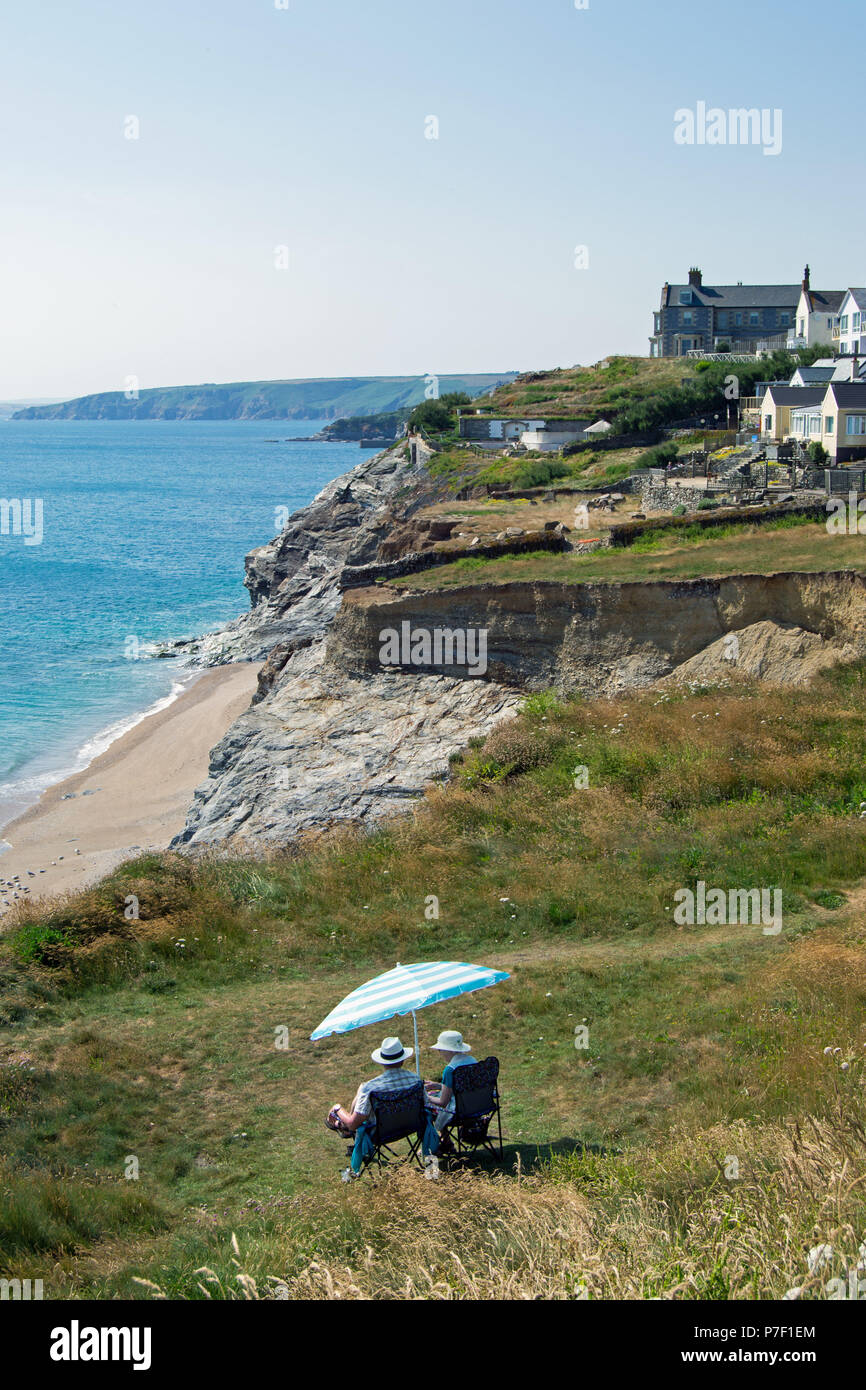 Regno Unito ondata di caldo giugno 2018 - Un paio di godersi il sole vicino a Porthleven, Cornwall Foto Stock