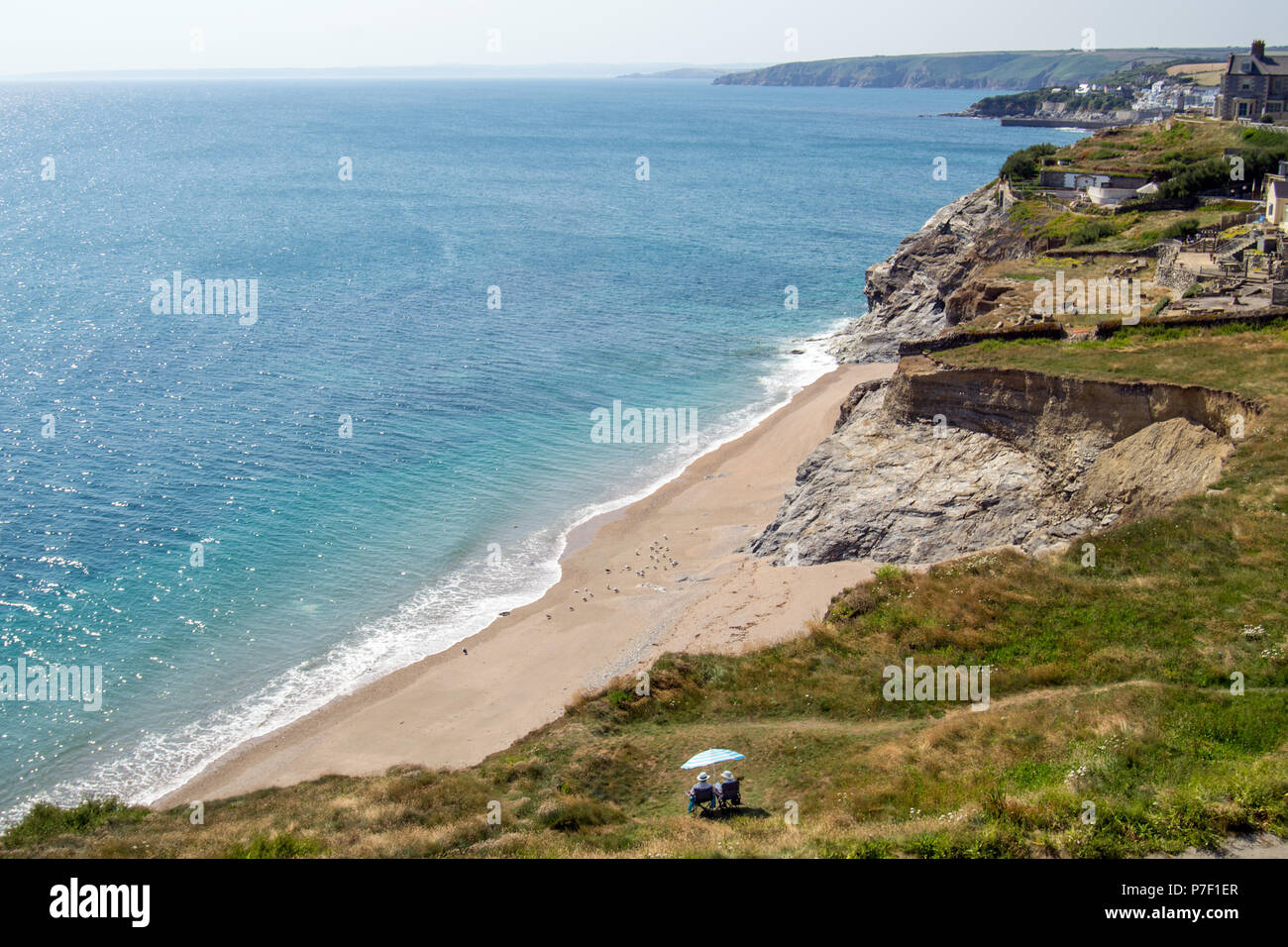 Regno Unito ondata di caldo giugno 2018 - Un paio di godersi il sole vicino a Porthleven, Cornwall Foto Stock