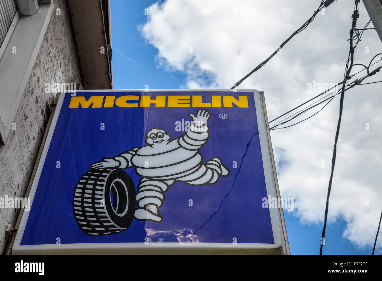 A Belgrado, in Serbia - Giugno 24, 2018: Michelin logo su un pneumatico negozio in un garage serba. Michelin è un produttore francese di pneumatici sparsi in tutto il mondo immagine Foto Stock