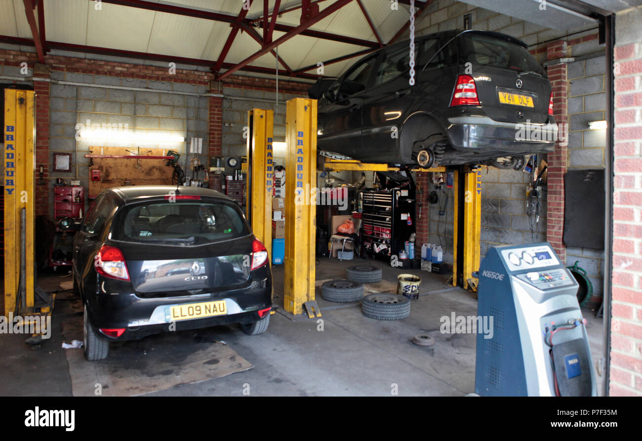 Un motore meccanico sul lavoro e fissa le vetture nel nord ovest di Londra, Regno Unito Foto Stock