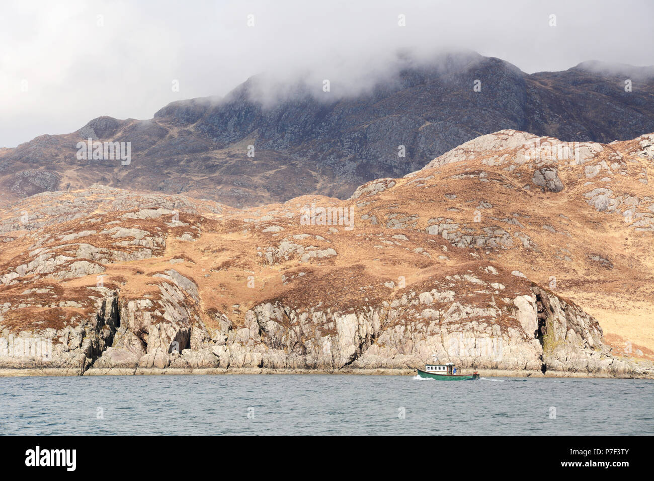 Una barca in Loch Nevis al largo della penisola di Knoydart, Northwest Highlands scozzesi, Scozia, Gran Bretagna. Foto Stock