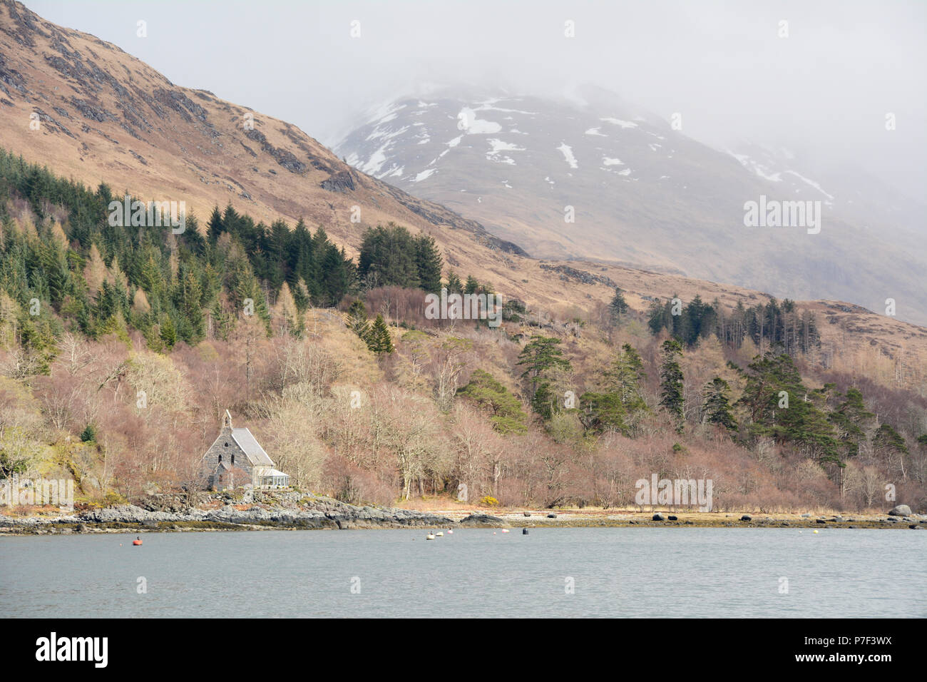 Una vecchia chiesa che da sul mare con Luinne Bheinn munro in background, Inverie, Knoydart Penisola, Highlands scozzesi, Scotland, Regno Unito. Foto Stock