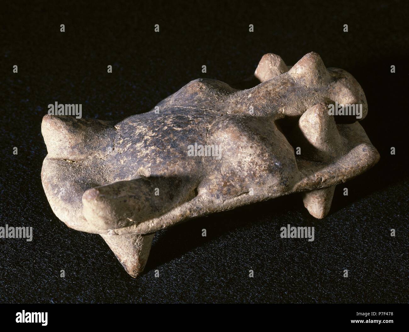 Pre-Colombian art. Mesoamerican. Messico occidentale. Colima cultura. Figurine di argilla. Esso raffigura un uomo disteso su un letto. Collezione privata. Foto Stock