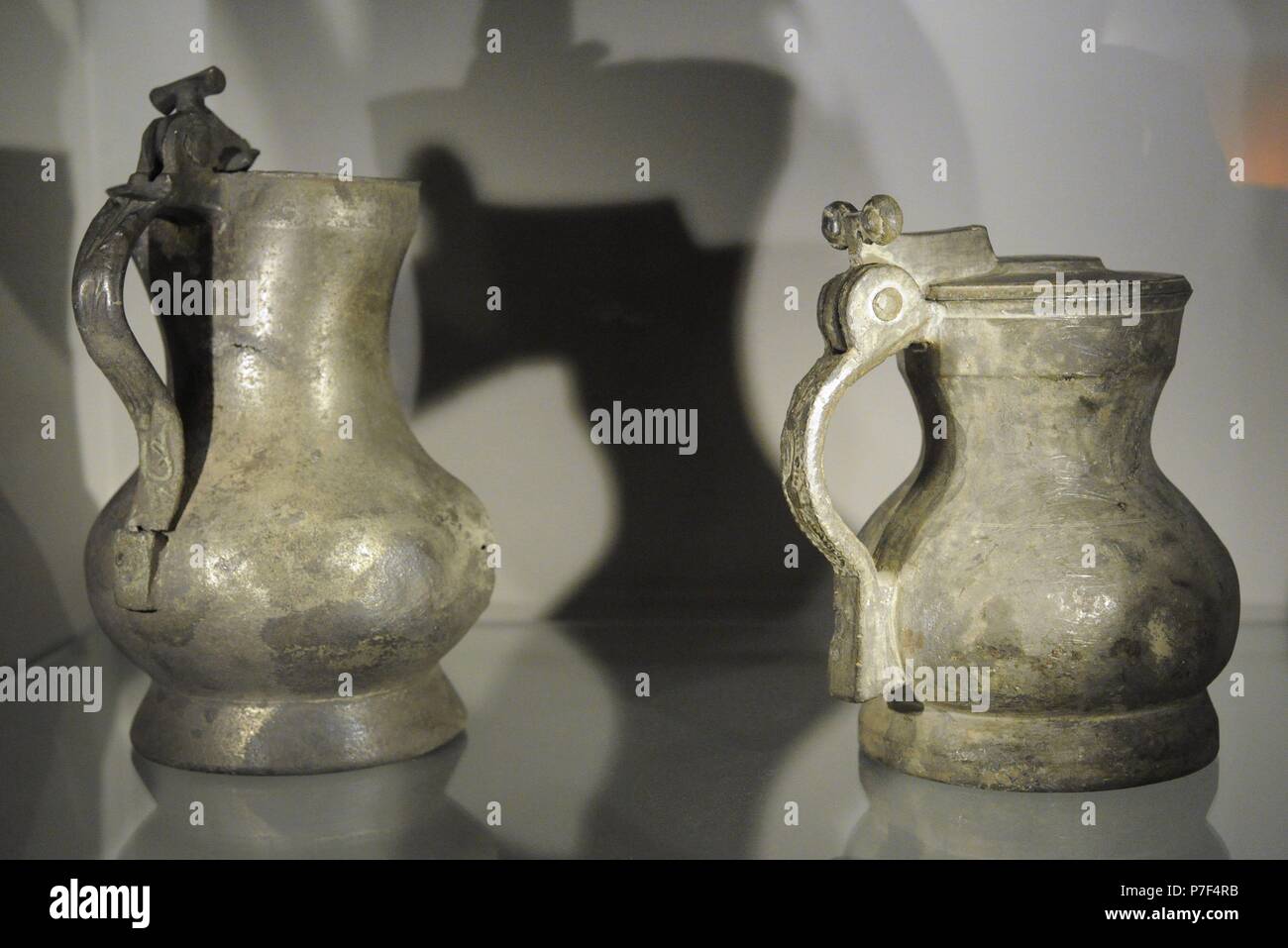 Peltro boccali con maniglia e coperchio. Museo Medievale. Stoccolma. La  Svezia Foto stock - Alamy