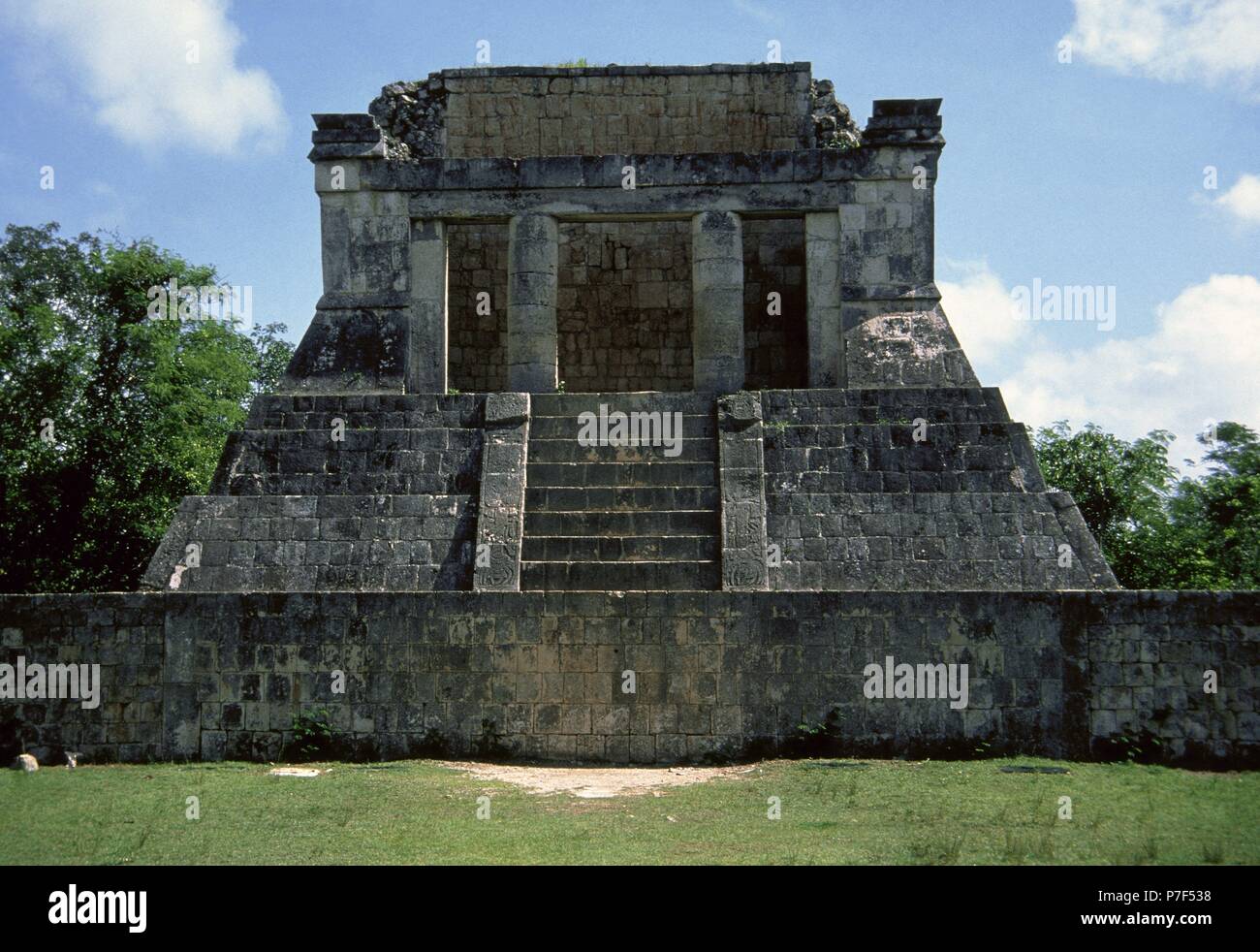 Messico. Chichen Itza. Città Maya. Tempio dell'uomo barbuto o Tempio del Nord. Periodo classico. Yucatan. Foto Stock