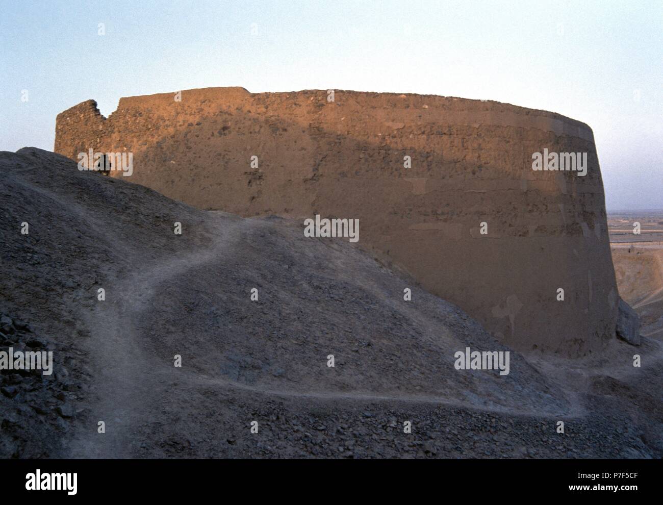 L'Iran. Yazd. Torre zoroastriana di silenzio. Foto Stock