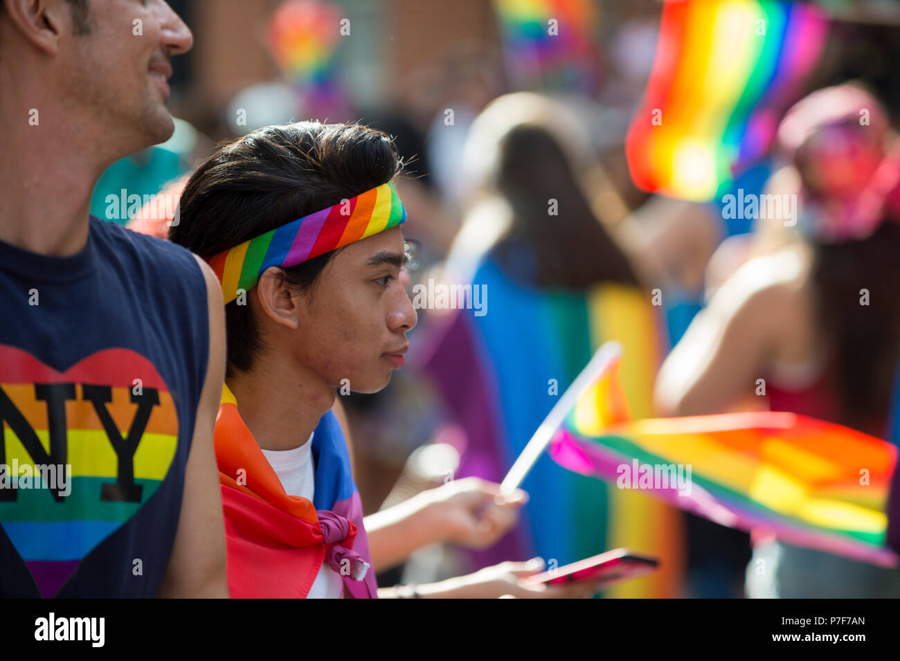 NEW YORK CITY - Giugno 25, 2017: Sostenitori arcobaleni onda bandiere sugli spalti dell annuale Pride Parade mentre passa attraverso il Greenwich Village. Foto Stock
