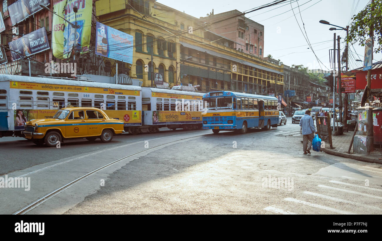Maggio 27,2018. Kolkata,West Bengal,l'India. Vista della città indiana road la mattina con il traffico nella parte anteriore del patrimonio edificio coloniale. Foto Stock