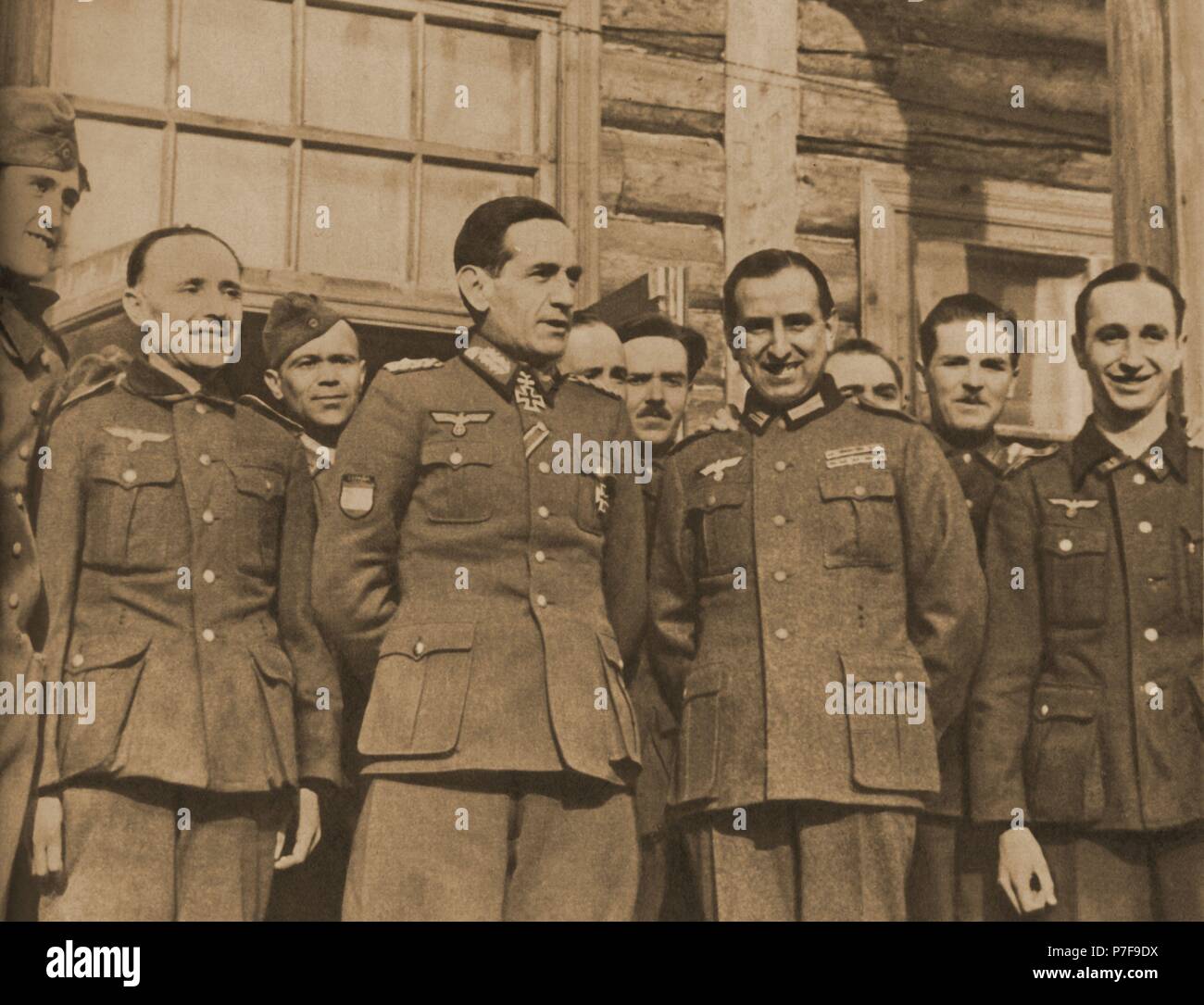 División Azul en Alemania en 1942 (Segunda Guerra Mundial). El general Agustín Muñoz Grandes, Jefe de la División, junto a sus mandos. Foto Stock