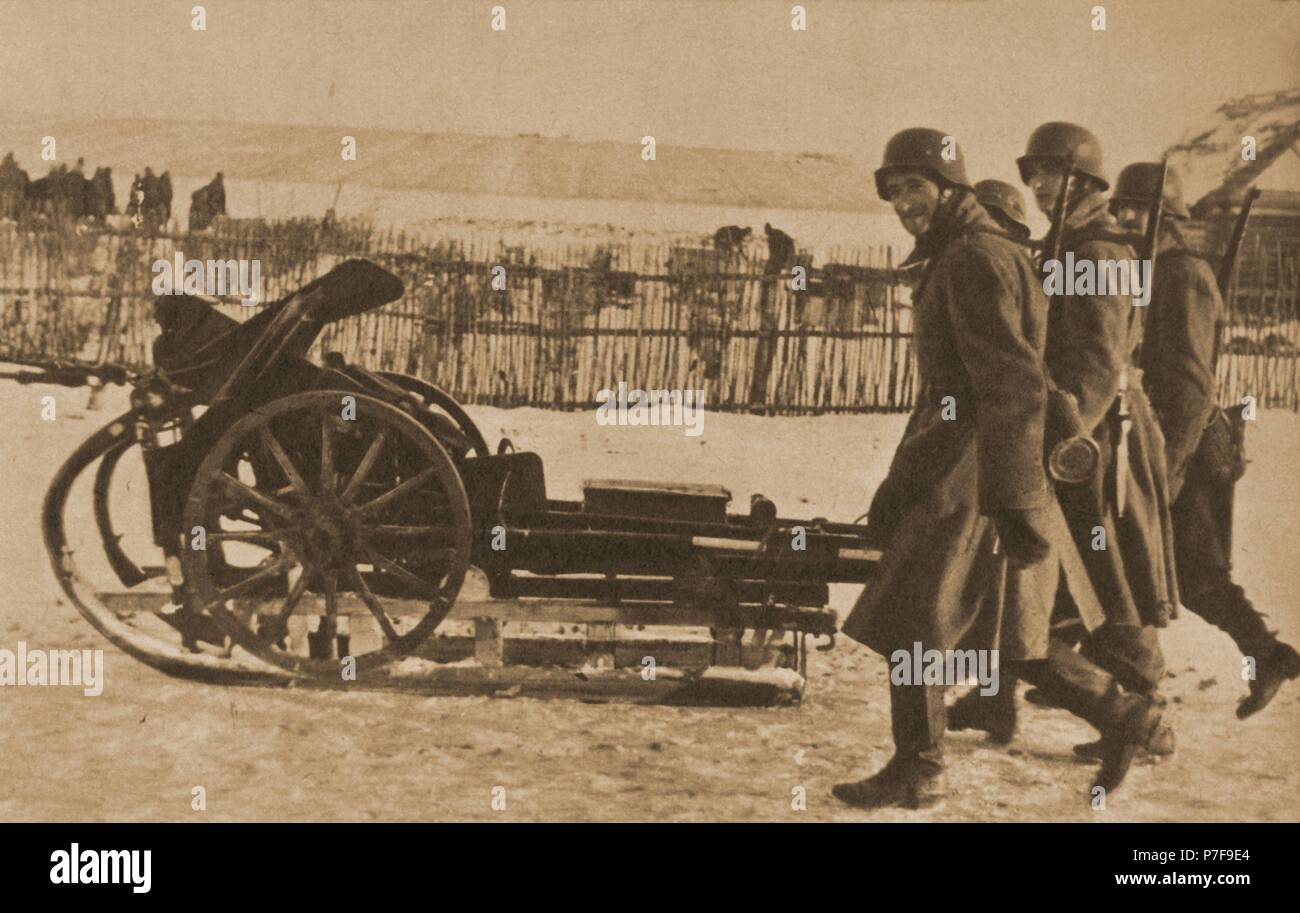 División Azul en Alemania en 1942 (Segunda Guerra Mundial). Cañón de infantería hacia la primera linea de fuego sobre trineo delle Nazioni Unite. Foto Stock