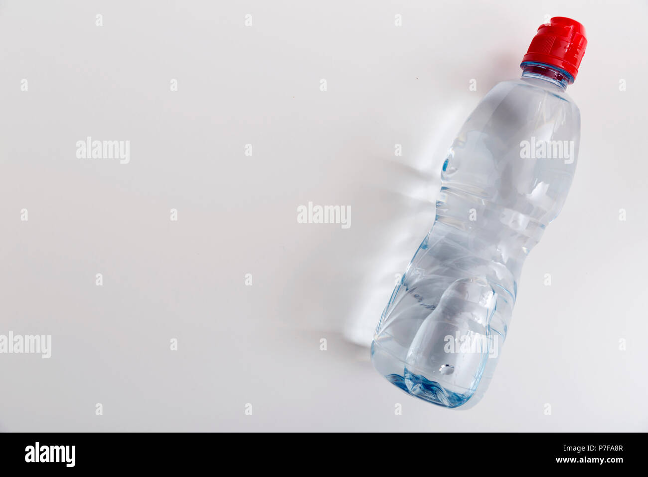 Bottiglia d'acqua in plastica su sfondo bianco Foto Stock